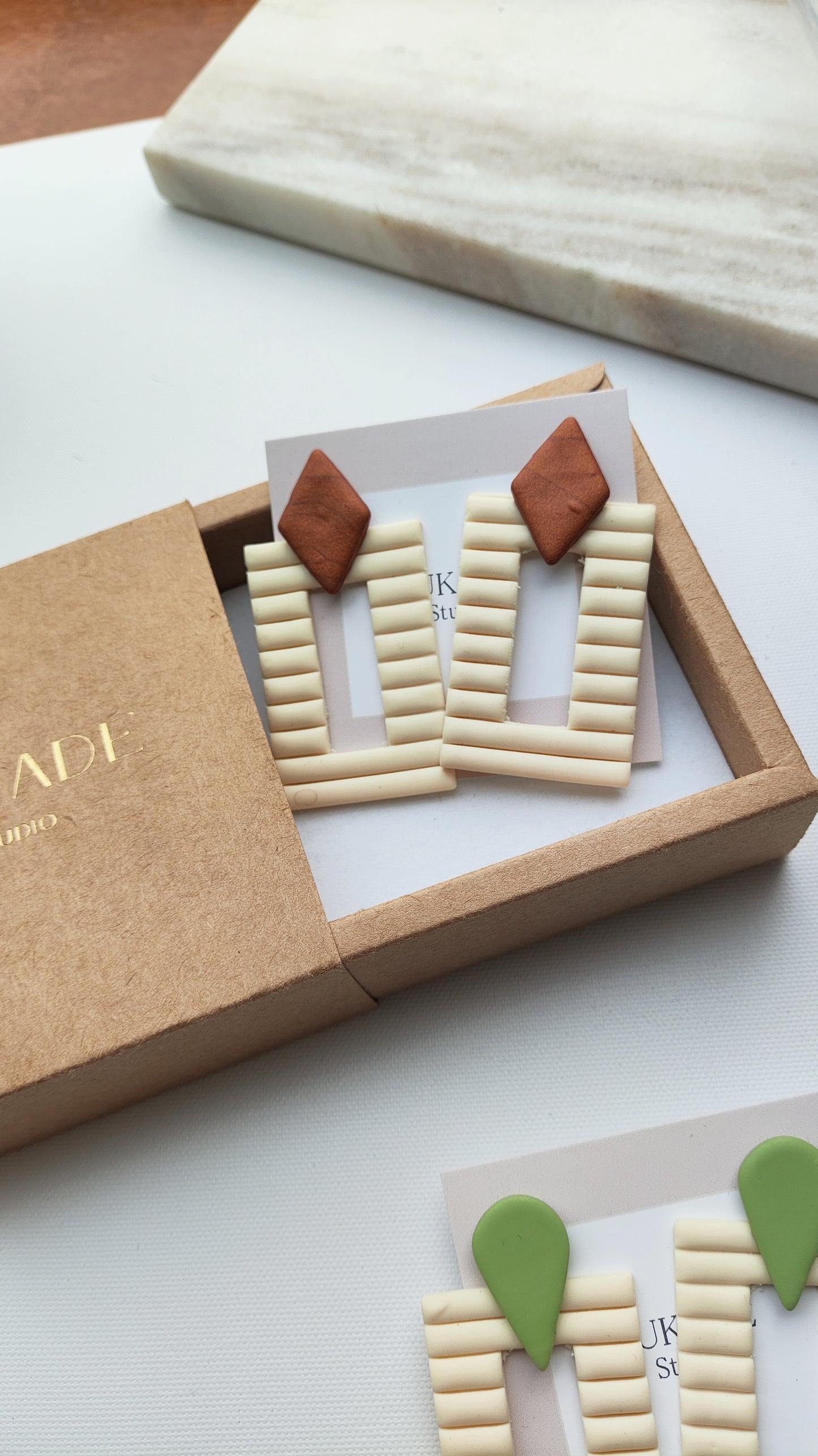 NICOLASA XL: Pendientes rectangulares textura con rombo.