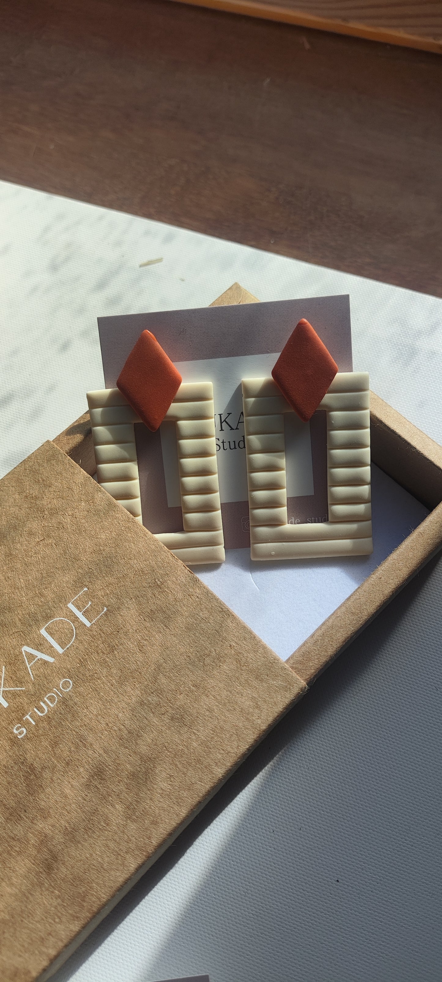 NICOLASA XL: Pendientes rectangulares textura con rombo.