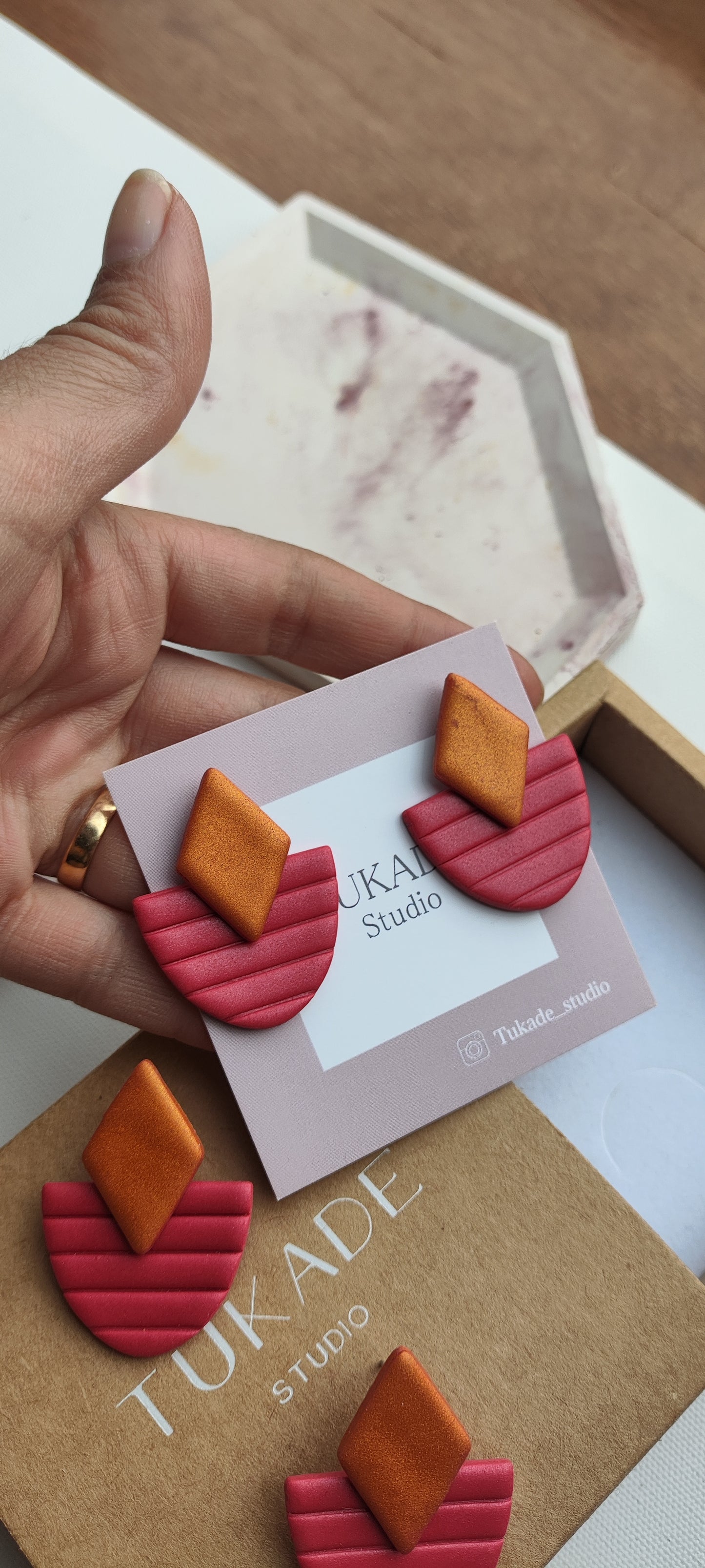 FELISA color carmín y cobre