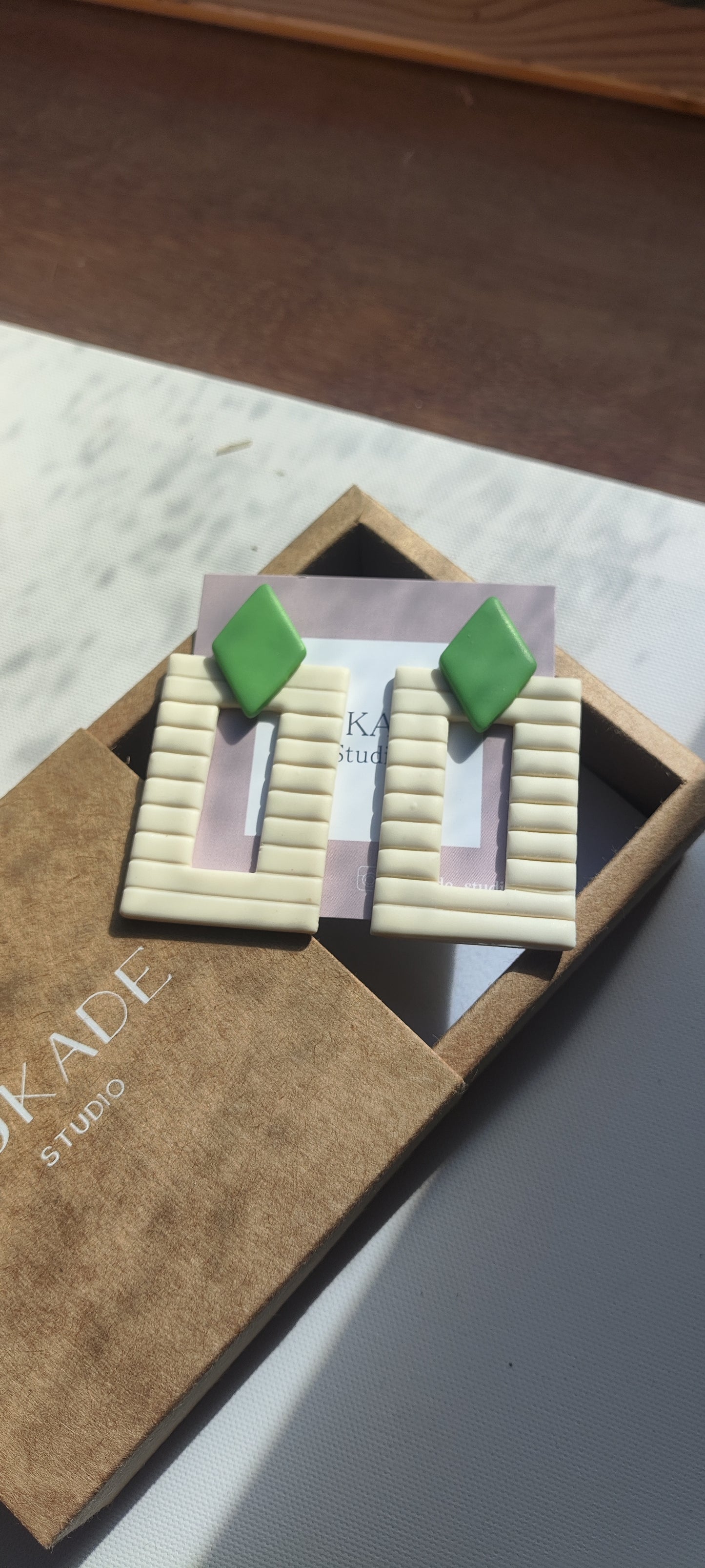 NICOLASA XL: Pendientes rectangulares textura con rombo.