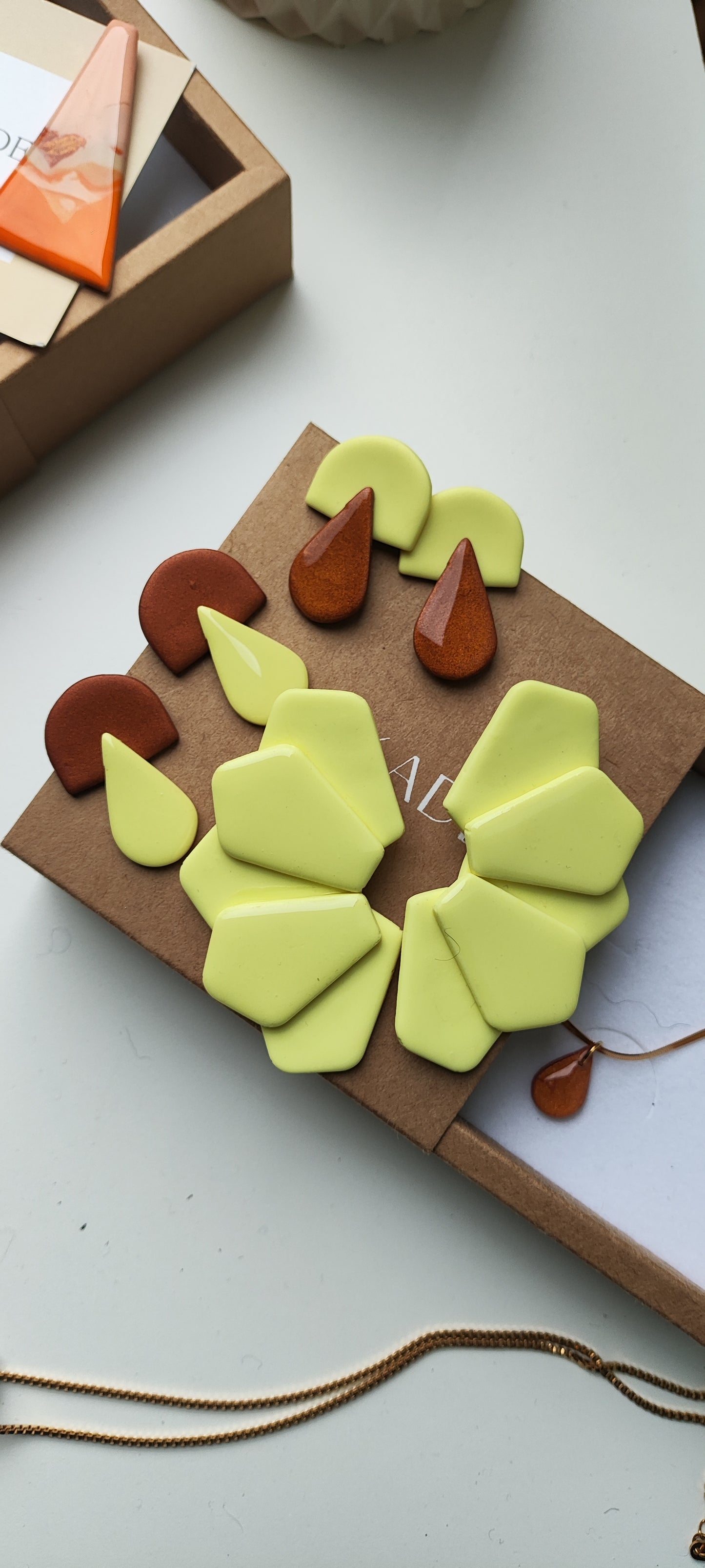 BRUNA chocolate y amarillo