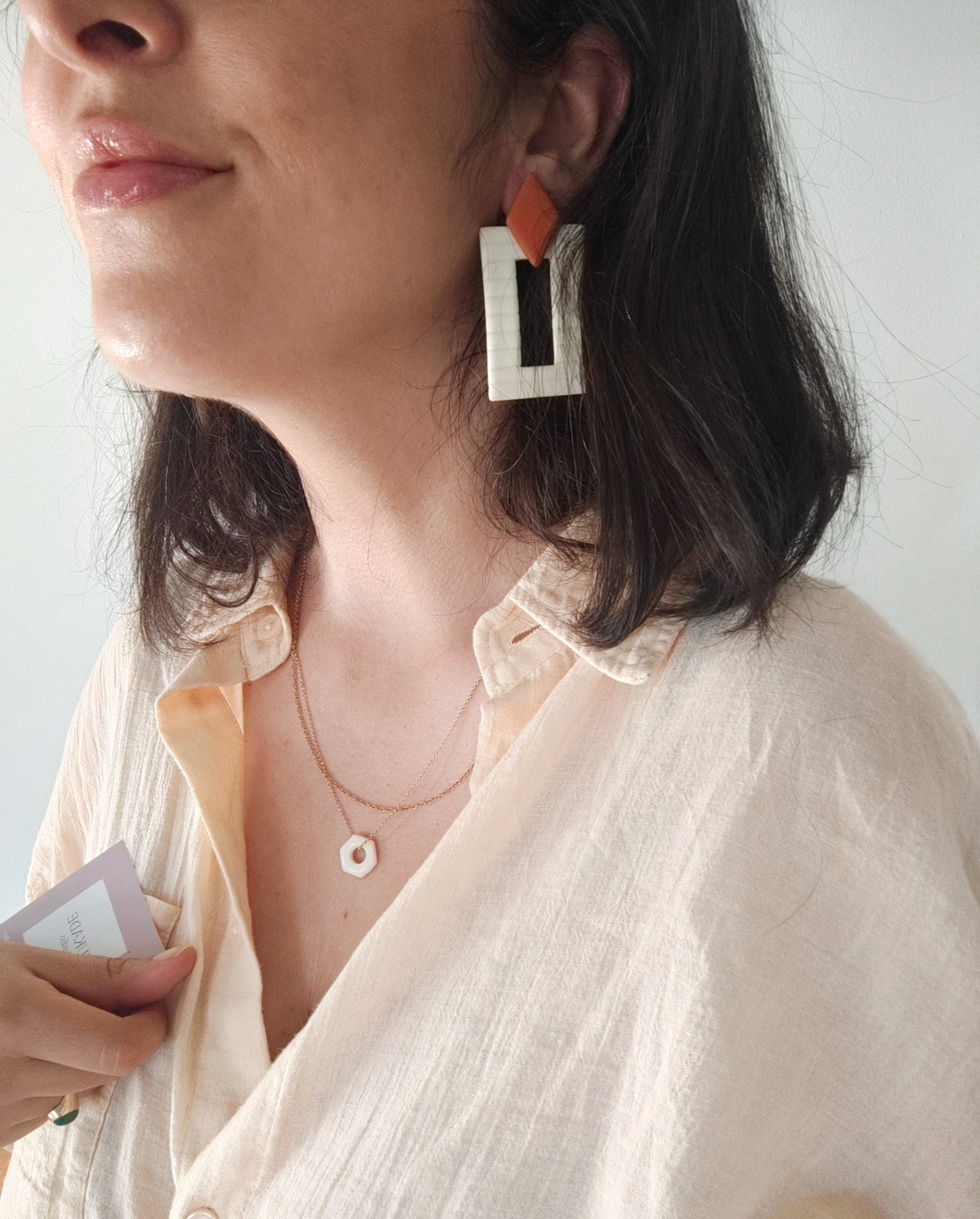 NICOLASA XL: Pendientes rectangulares textura con rombo.