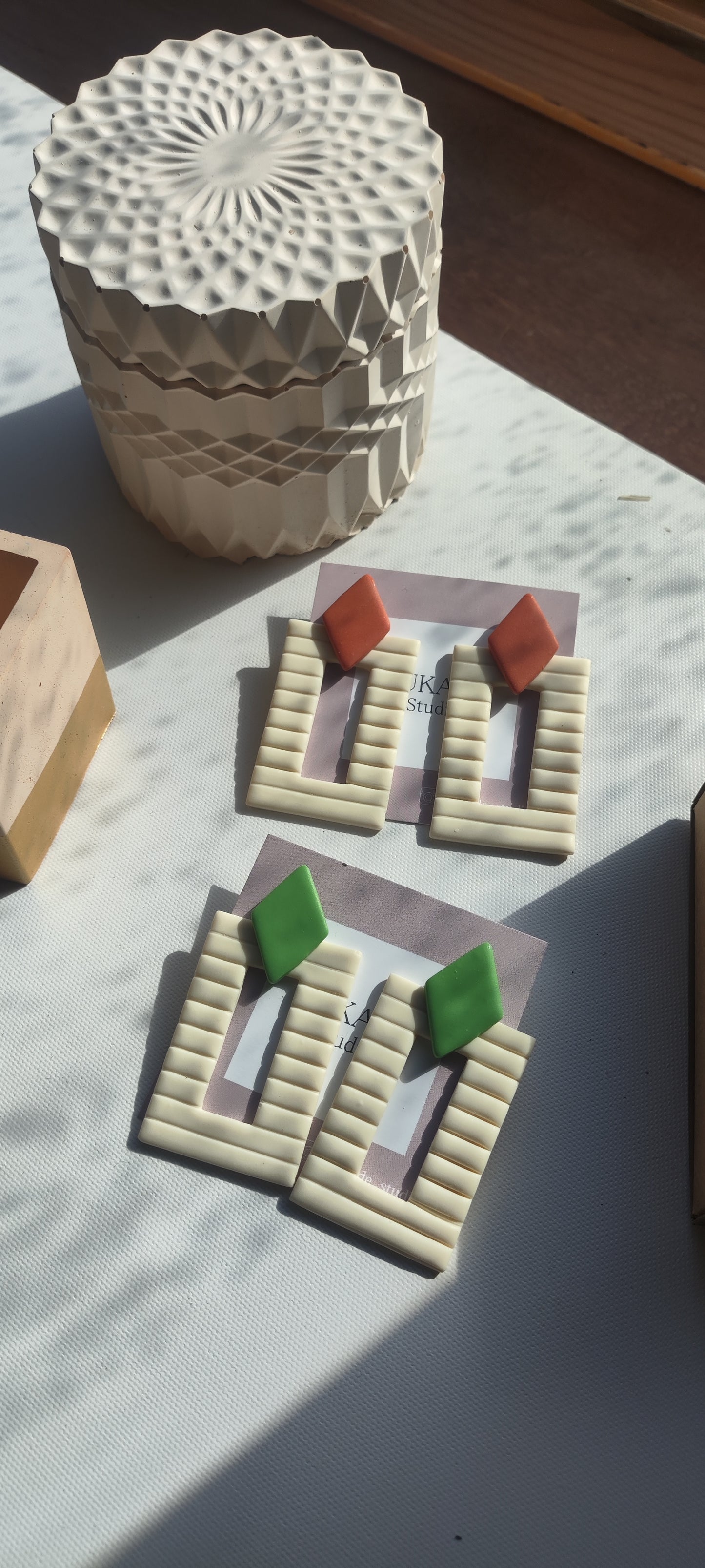 NICOLASA XL: Pendientes rectangulares textura con rombo.