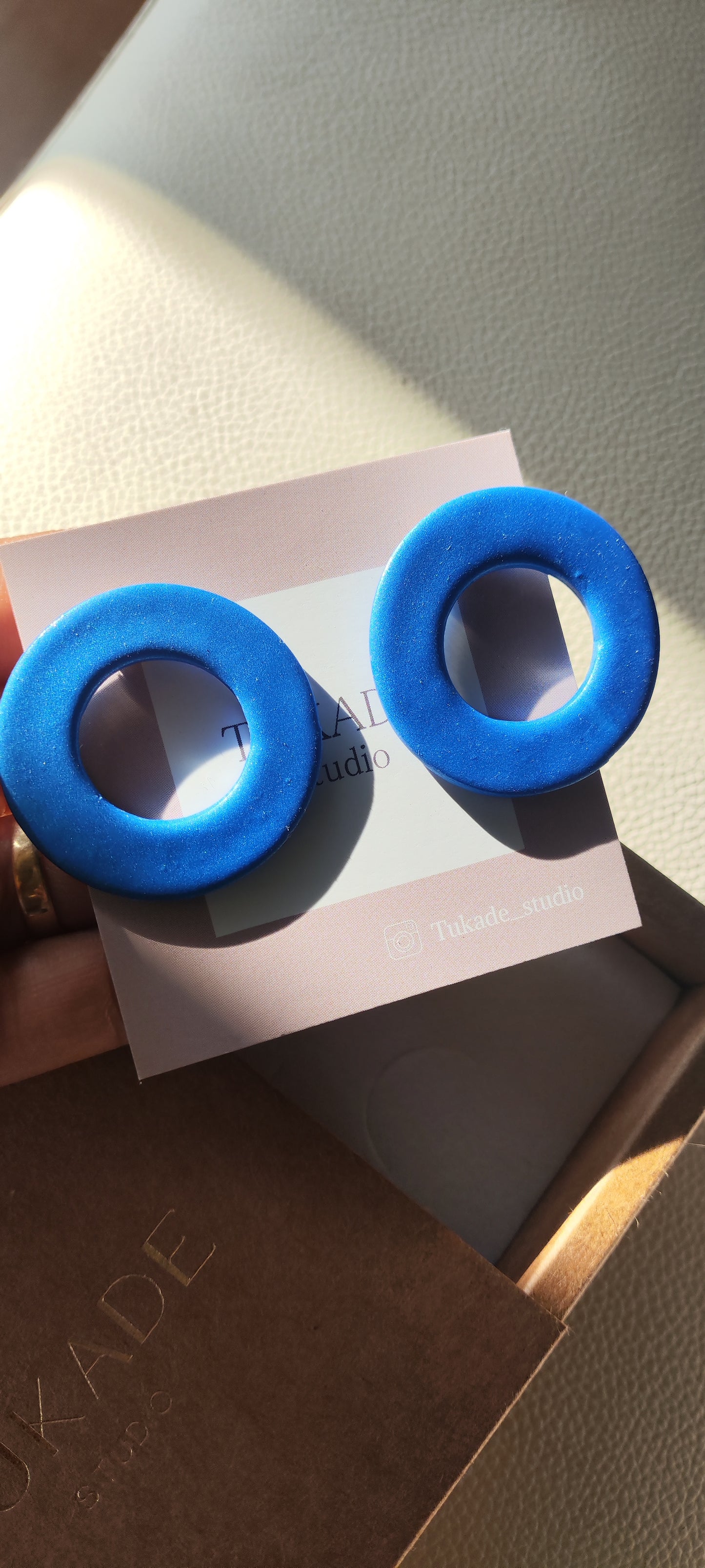 DORA: Pendientes en forma de círculo en color azul metalizado.