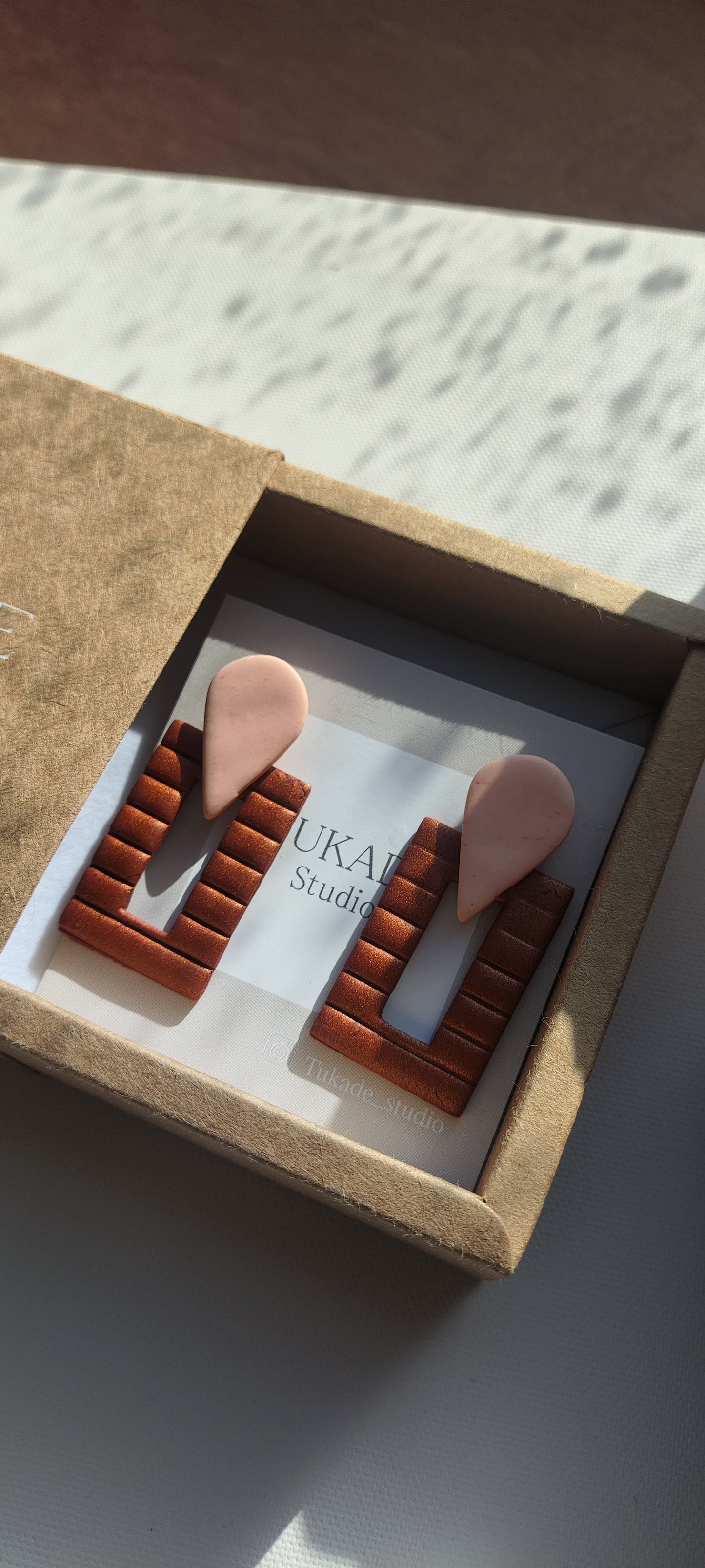 NICOLASA chocolate y peach o turquesa y beige.