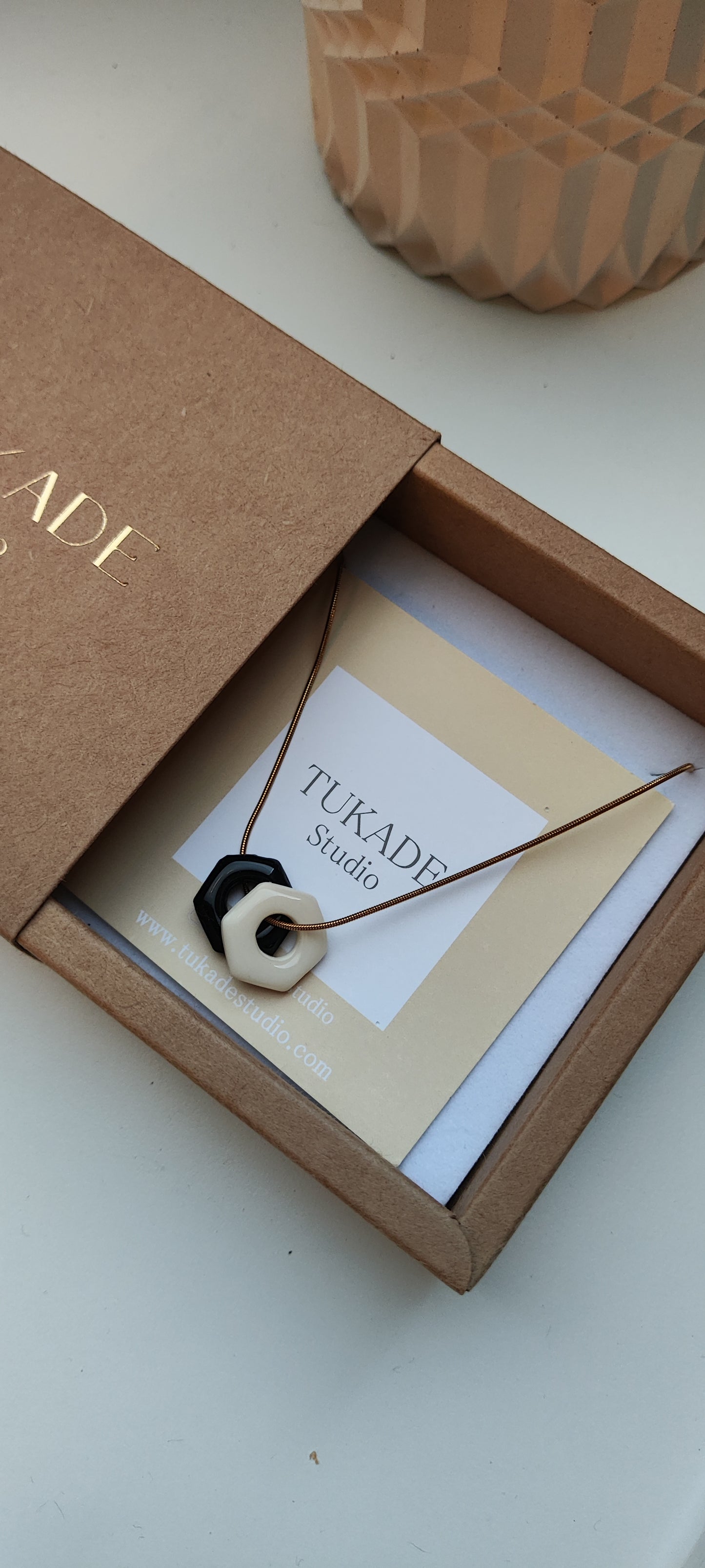 Pack pendientes UMA cobre y collar GILDA negro y crudo