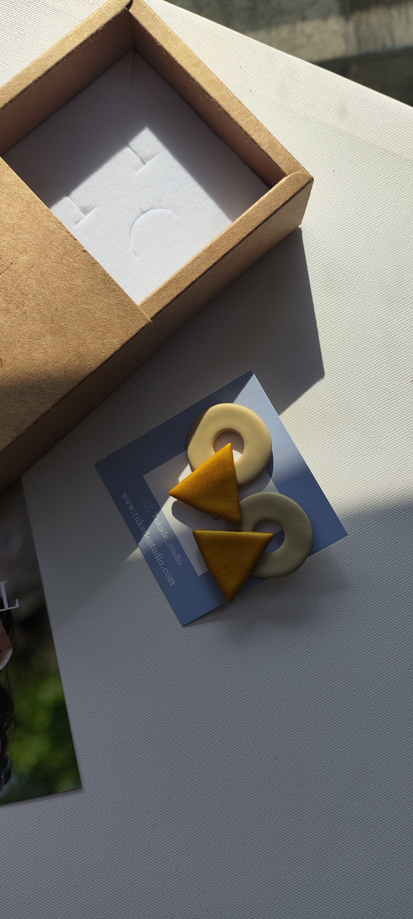 AGNES regular beige y ocre dorado