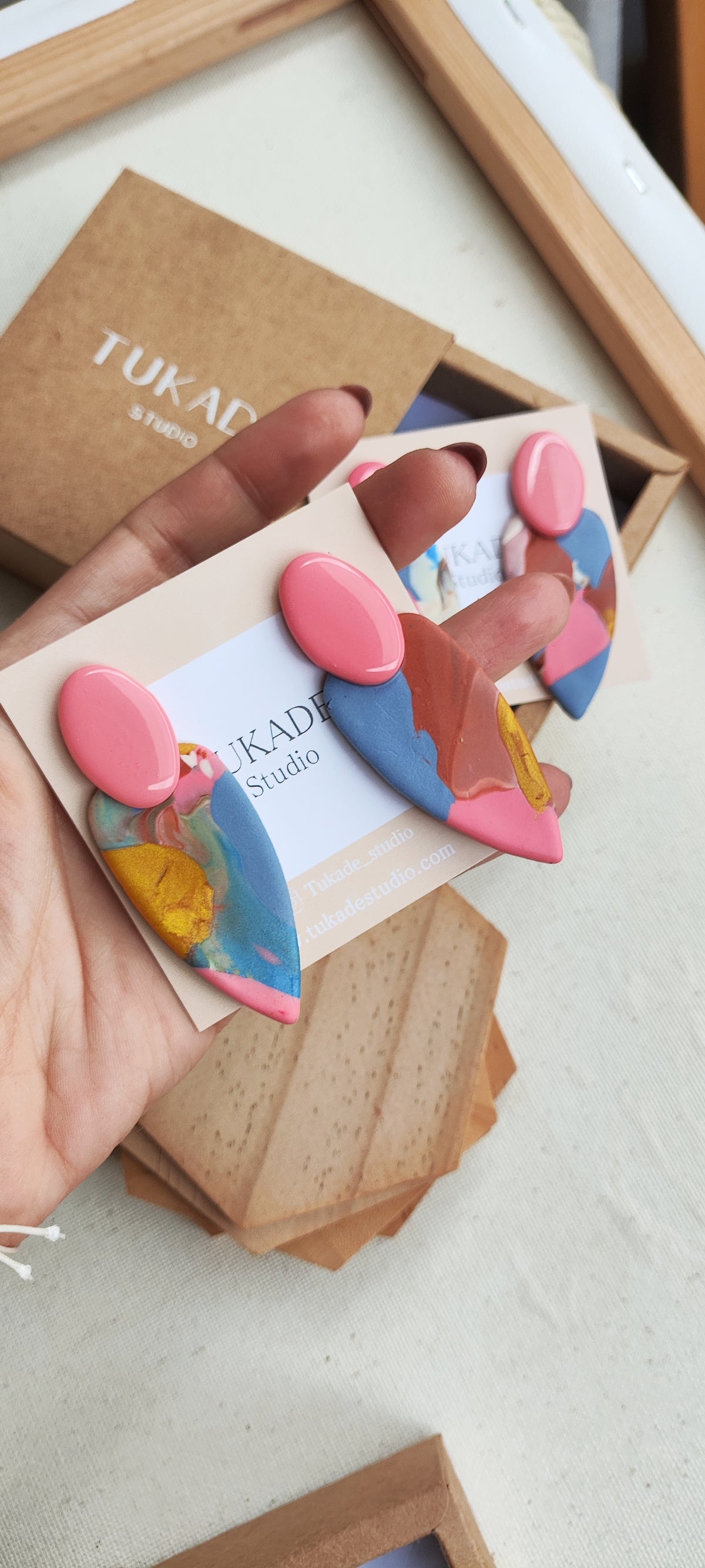 MACA azul, rosa, terracota, ocre