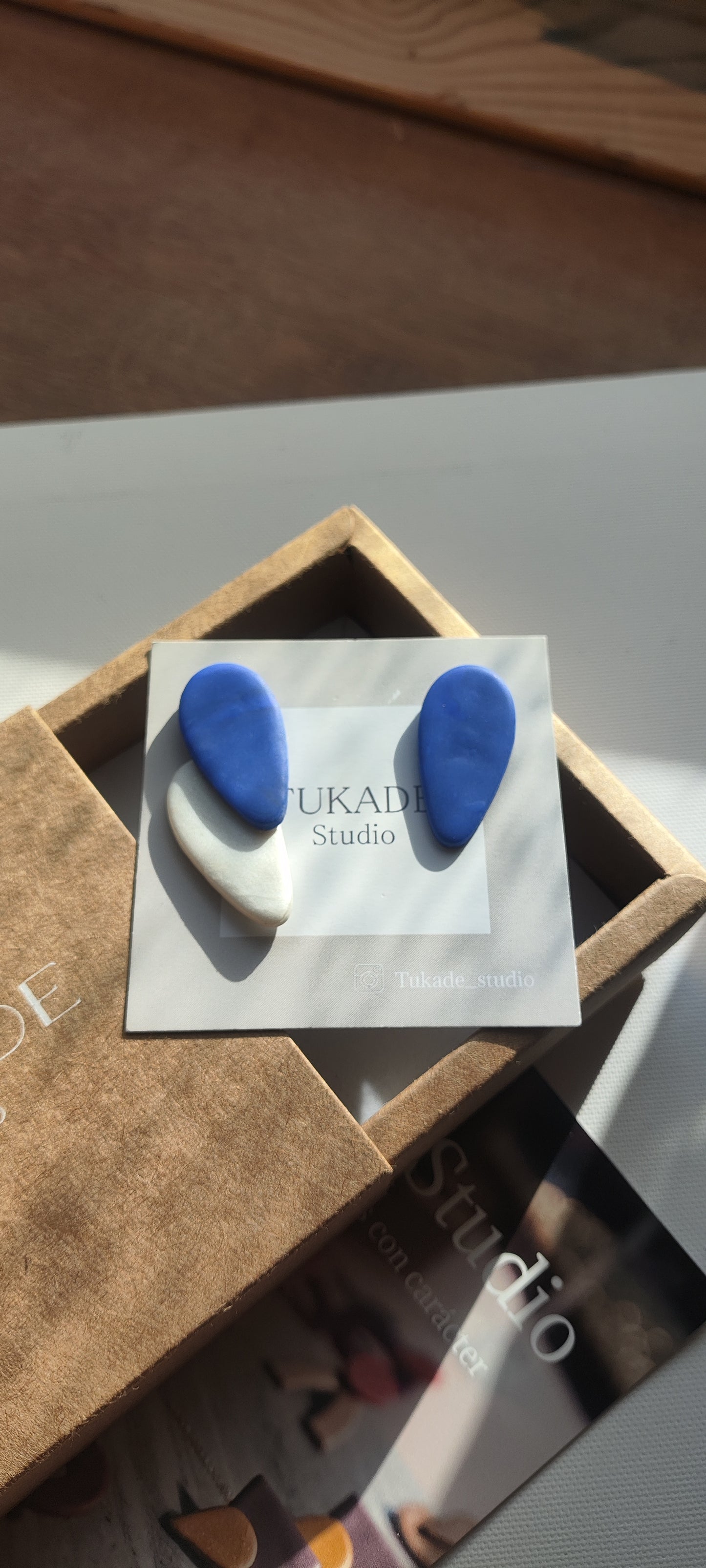 CUCA azul y blanco irregular.