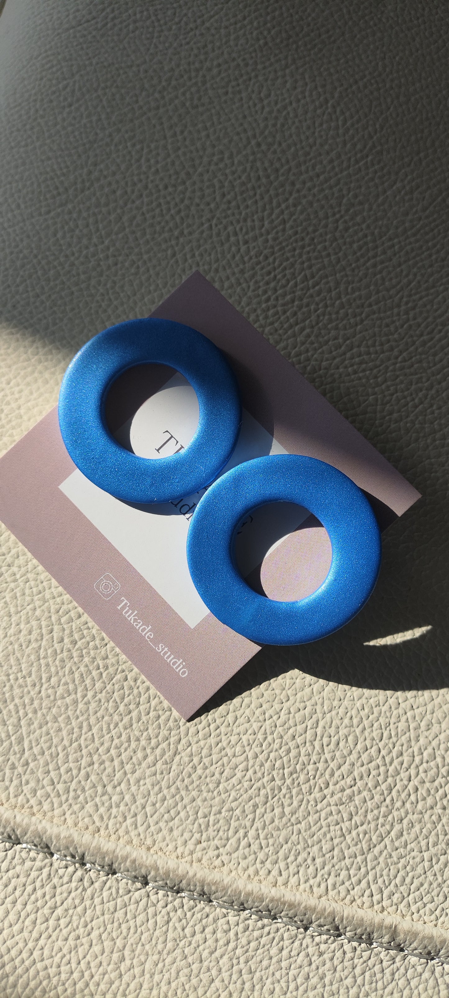 DORA: Pendientes en forma de círculo en color azul metalizado.