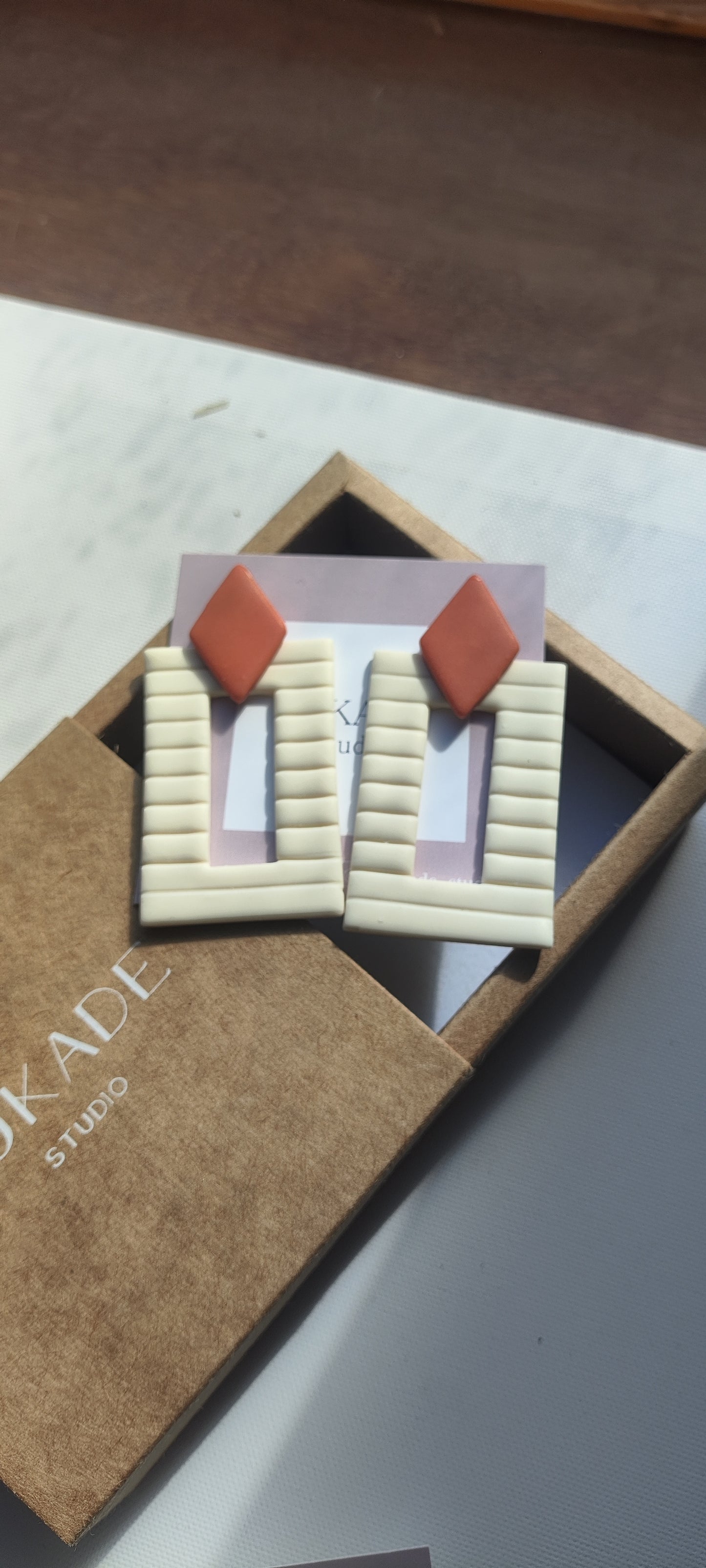 NICOLASA XL: Pendientes rectangulares textura con rombo.