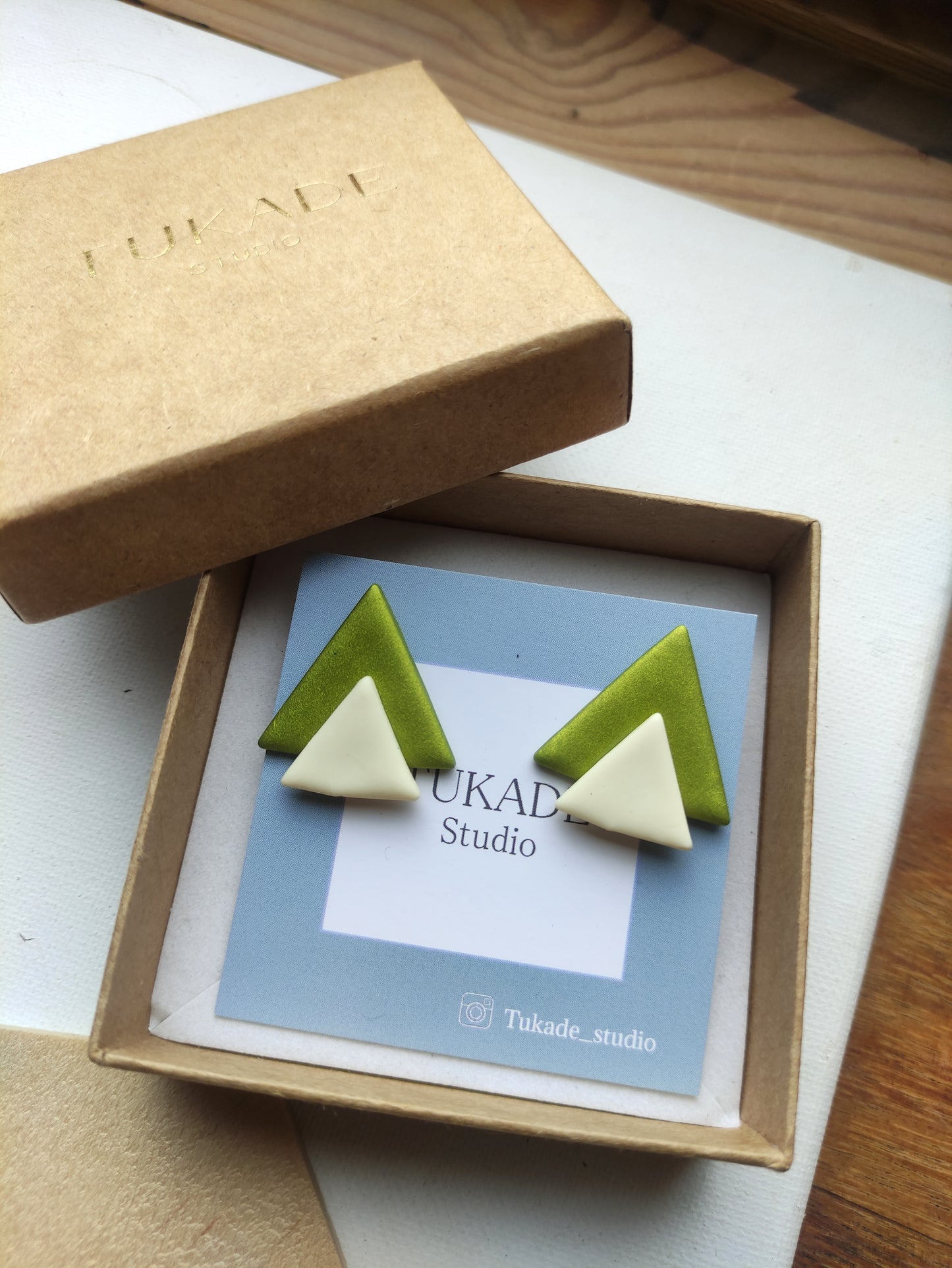 UMA verde oliva y crudo