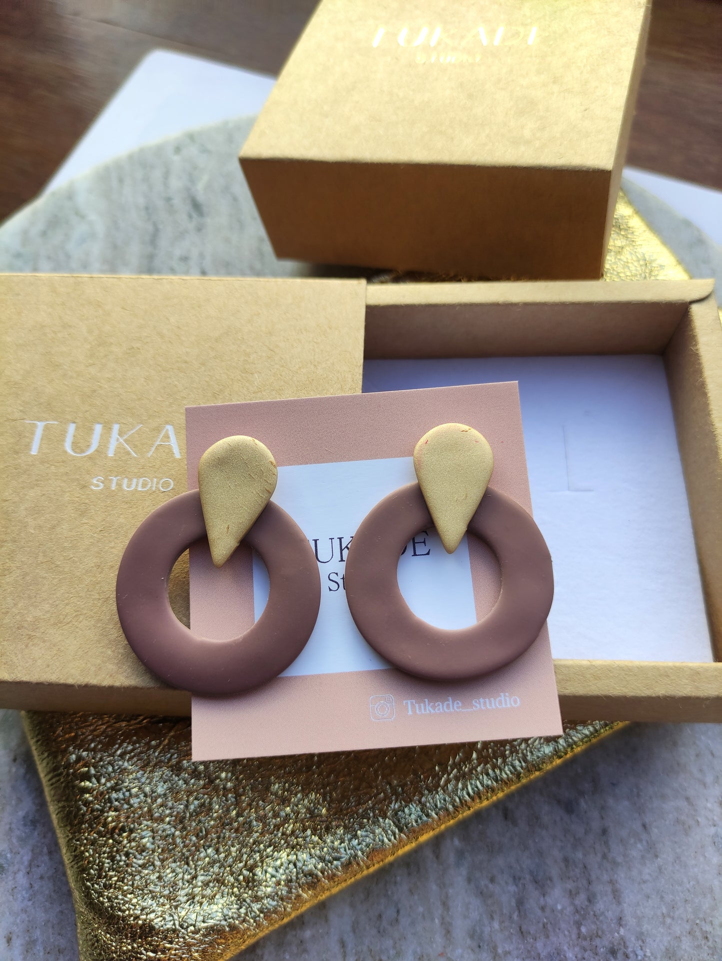 TOMASA taupe y champán