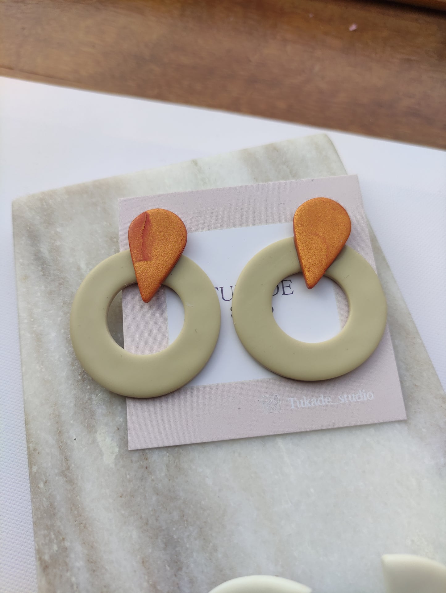 TOMASA beige y cobre
