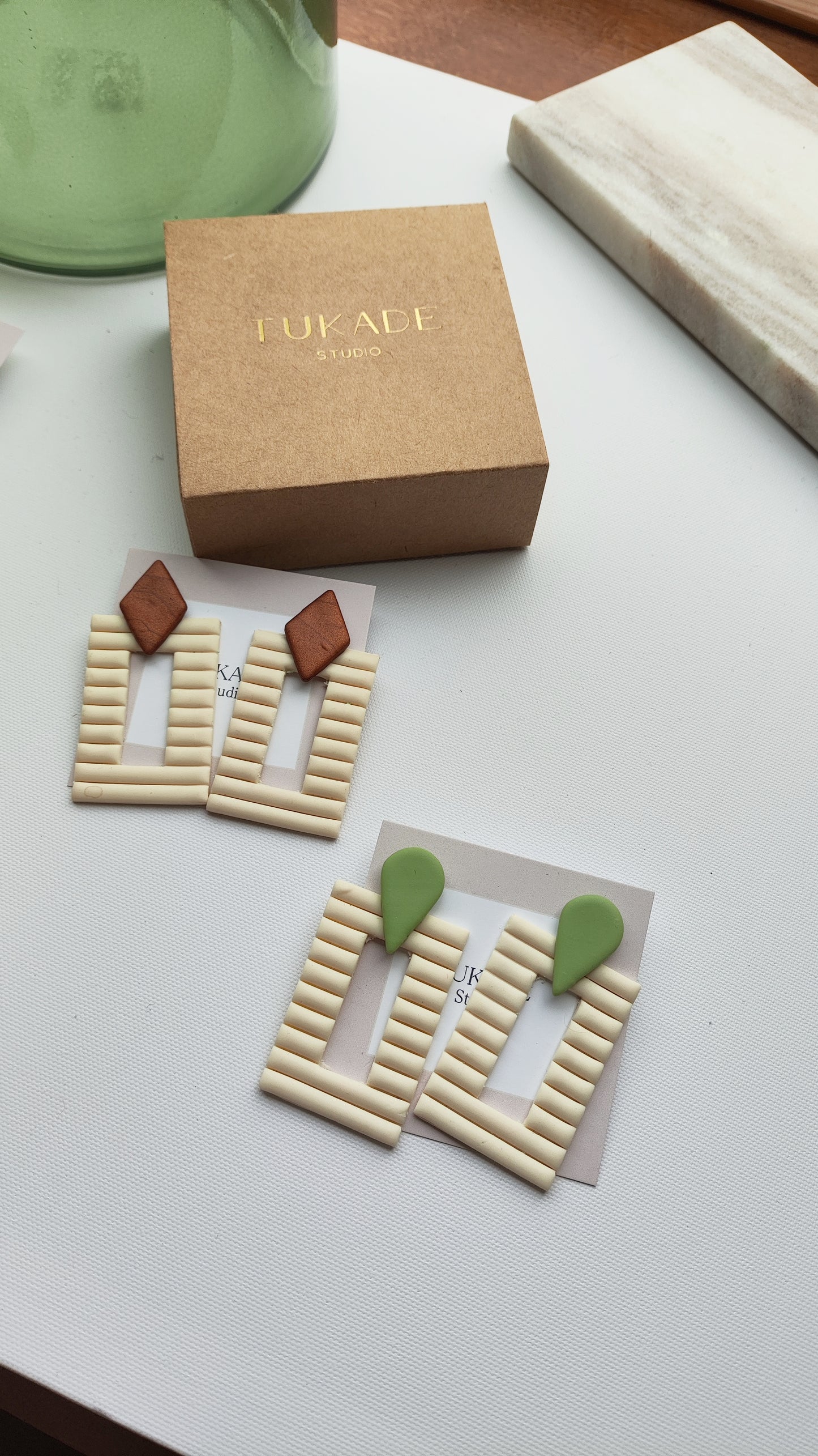 NICOLASA XL: Pendientes rectangulares textura con rombo.