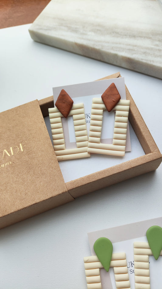 NICOLASA XL: Pendientes rectangulares textura con rombo.