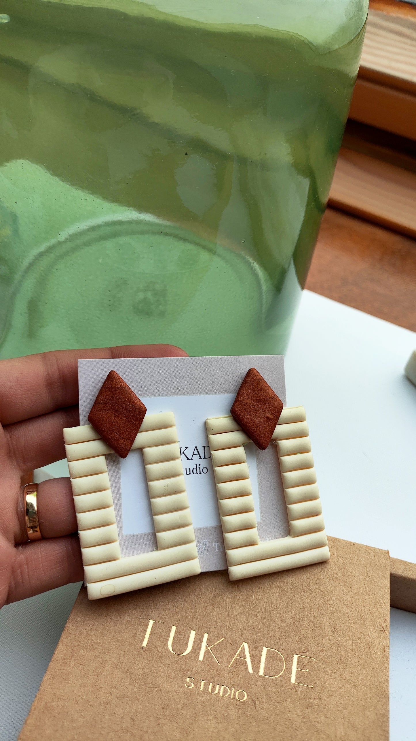 NICOLASA XL: Pendientes rectangulares textura con rombo.