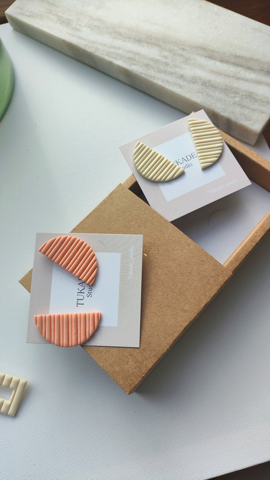RENATA: Pendientes minimalistas media luna textura color peach.