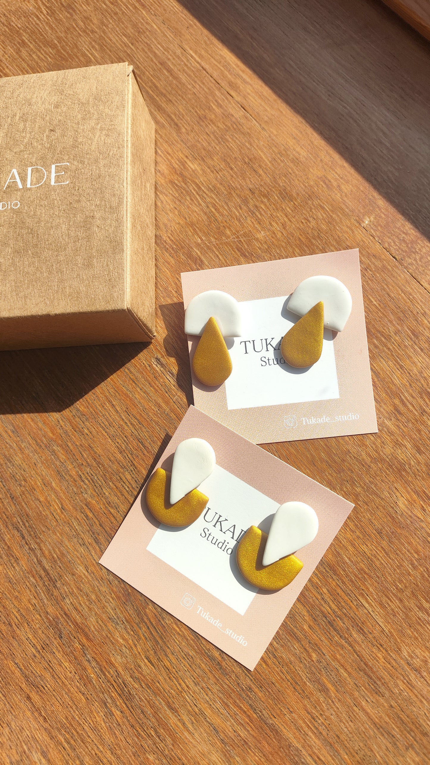 BRUNA ocre-dorado y blanco