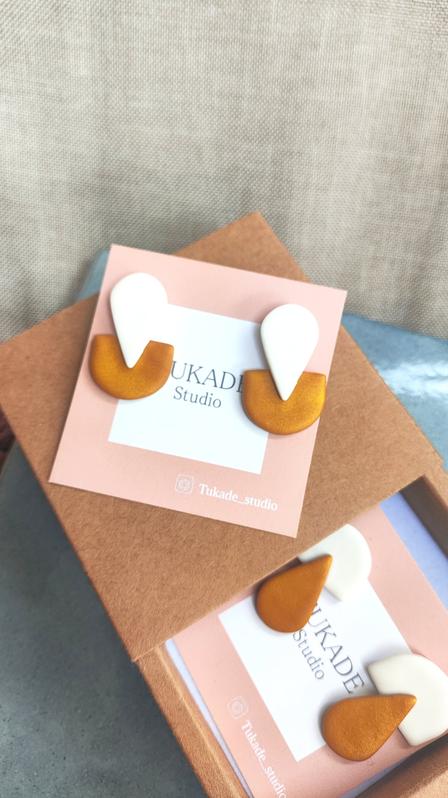 BRUNA ocre-dorado y blanco