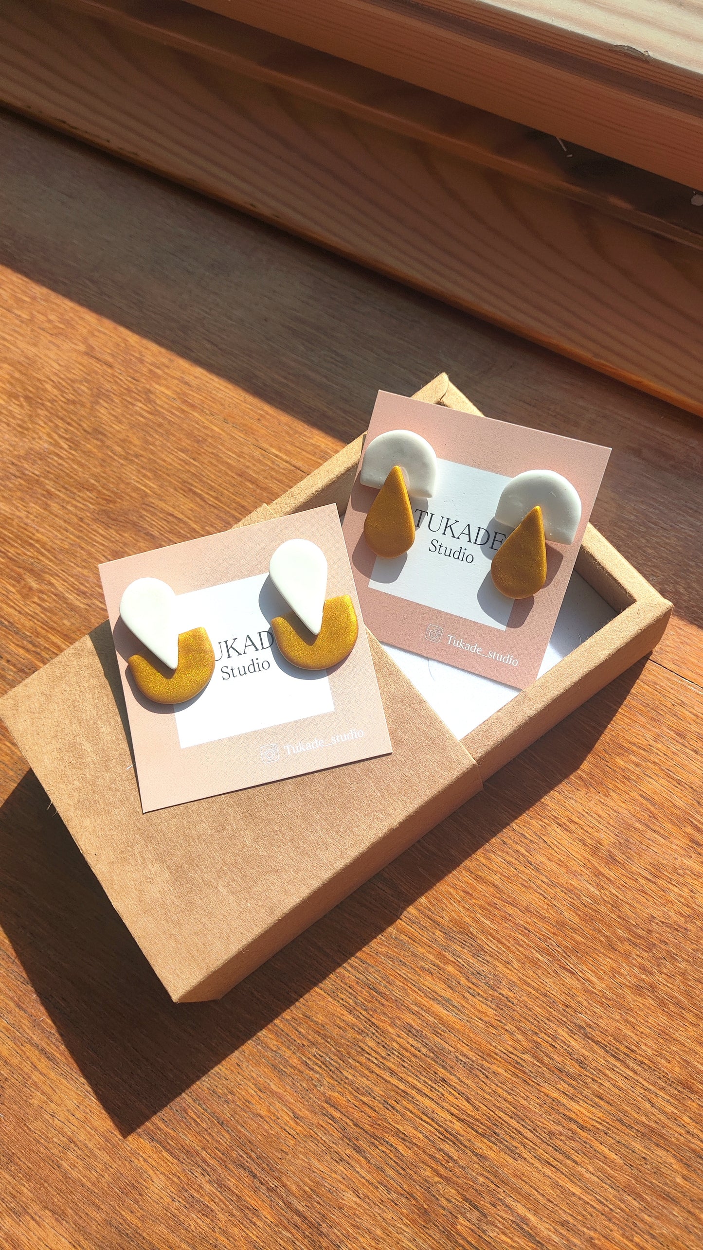 BRUNA ocre-dorado y blanco