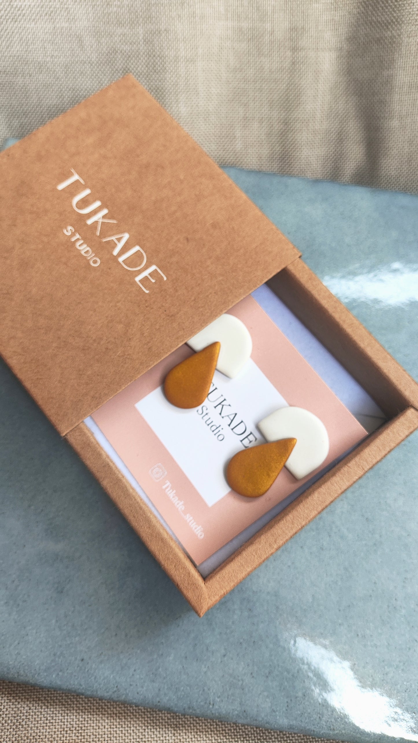 BRUNA ocre-dorado y blanco