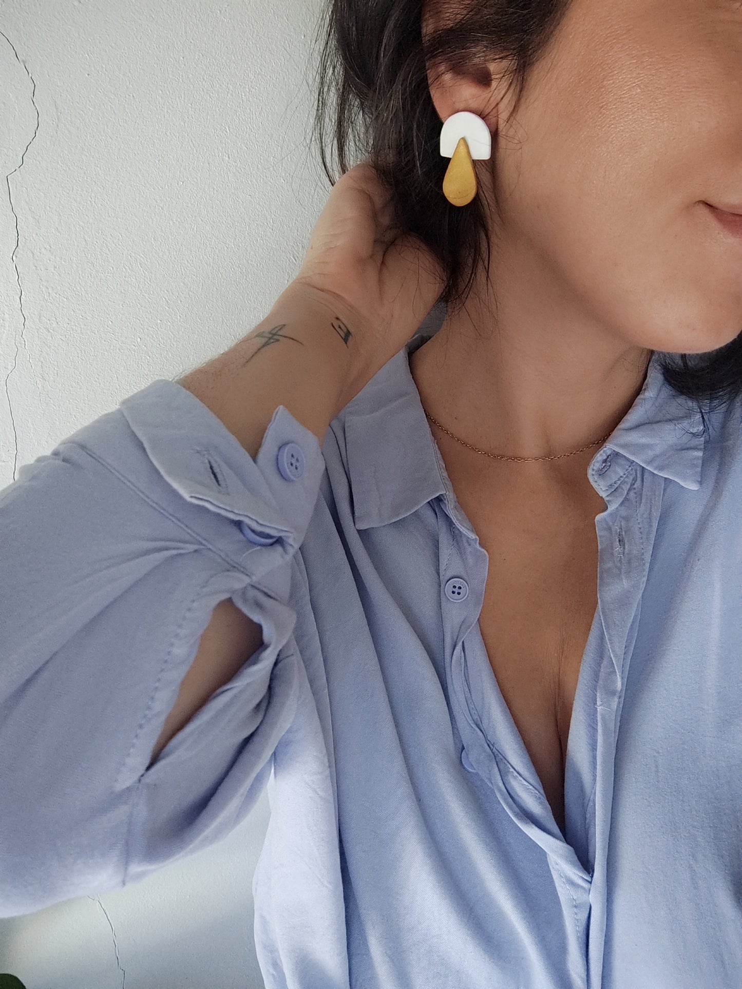 BRUNA ocre-dorado y blanco