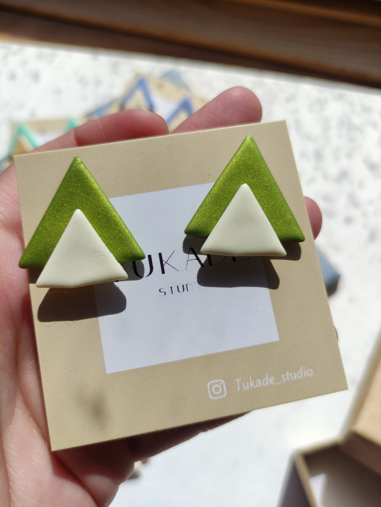 UMA verde oliva y crudo