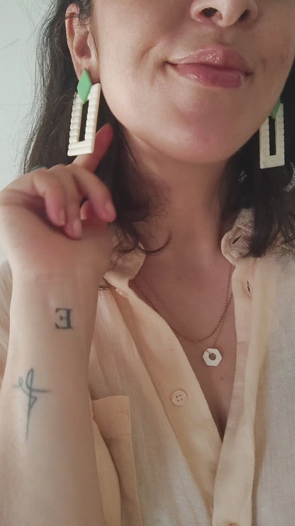 NICOLASA XL: Pendientes rectangulares textura con rombo.