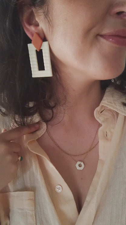 NICOLASA XL: Pendientes rectangulares textura con rombo.