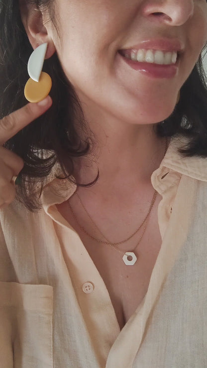 GRETA ámbar y  blanco perla nacarado.