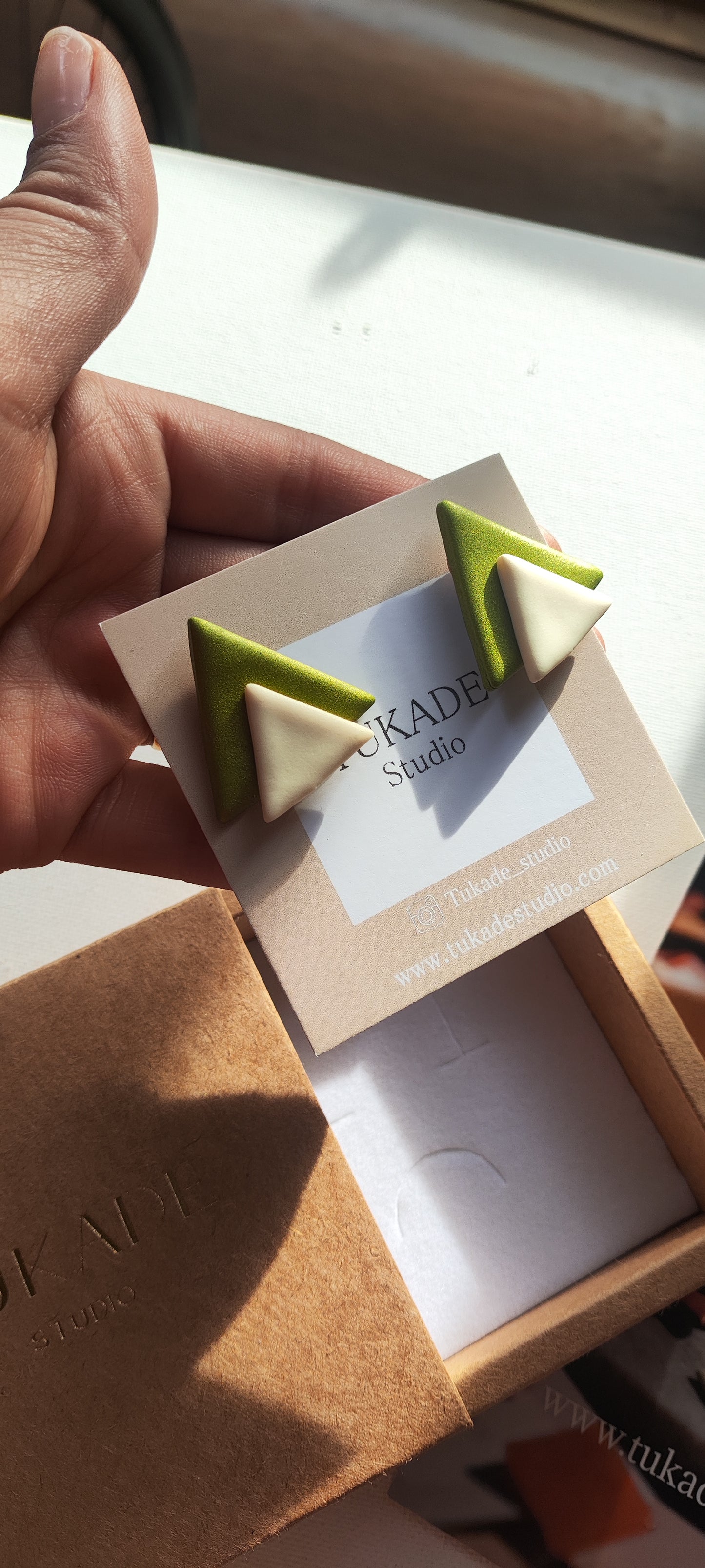 UMA verde oliva y crudo