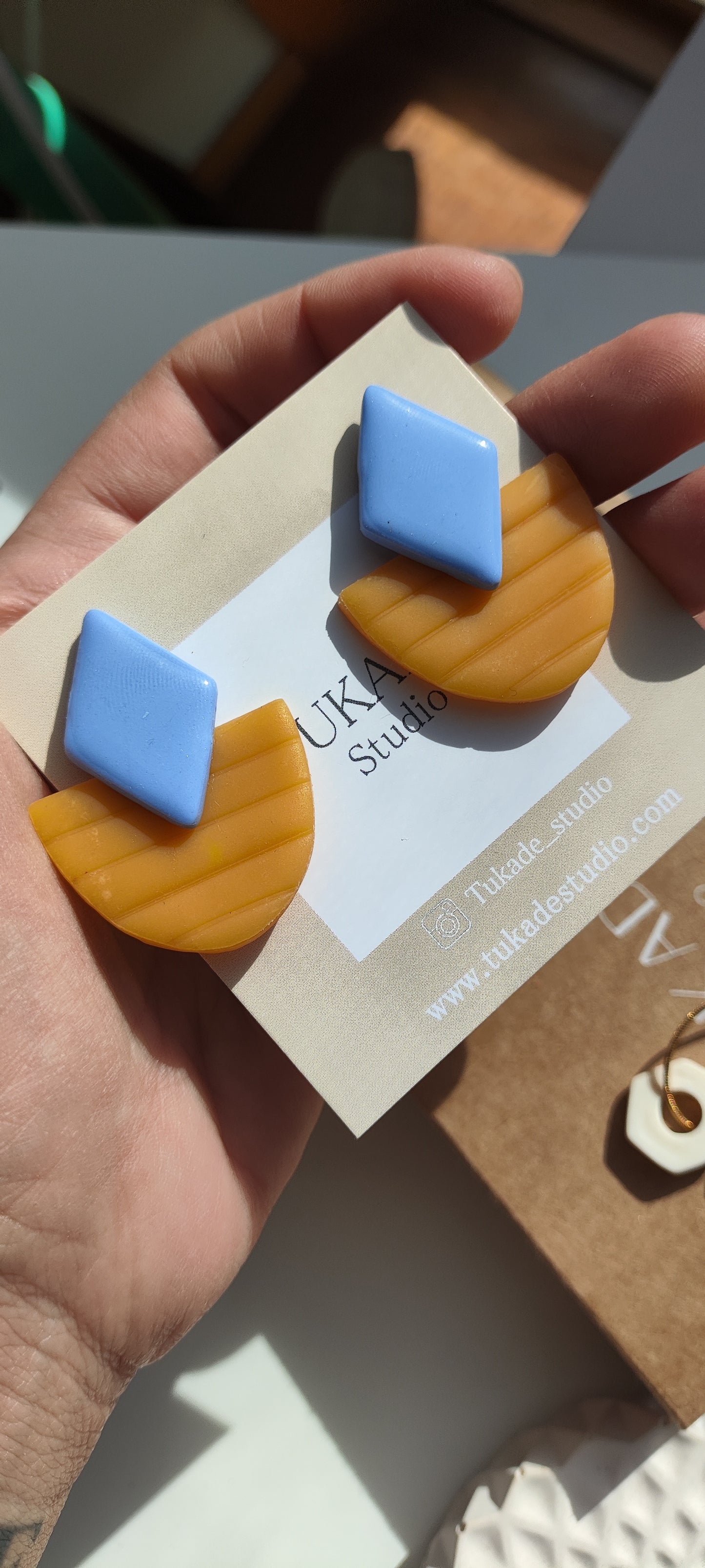 FELISA caramelo/ámbar y azul lavanda