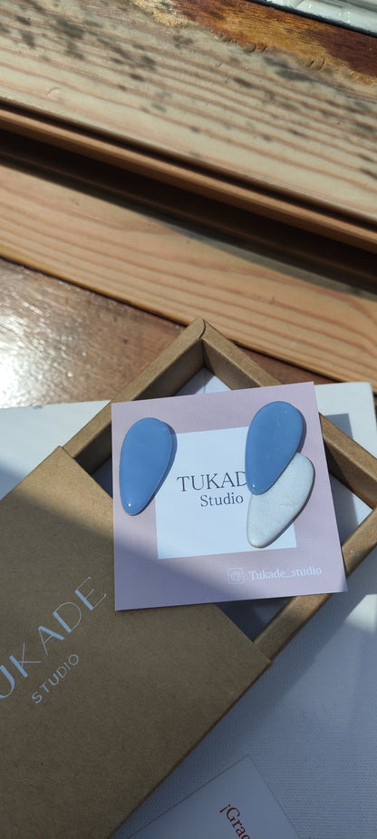 CUCA azul cielo y blanco perla irregular.