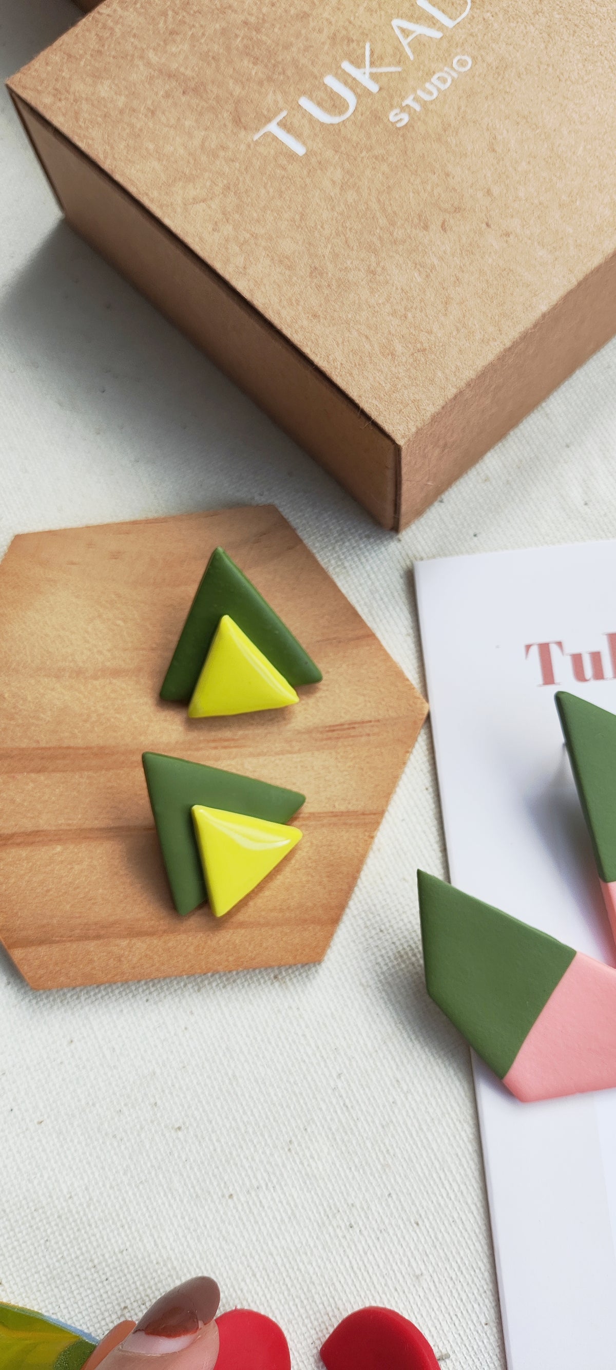 UMA verde oliva y amarillo