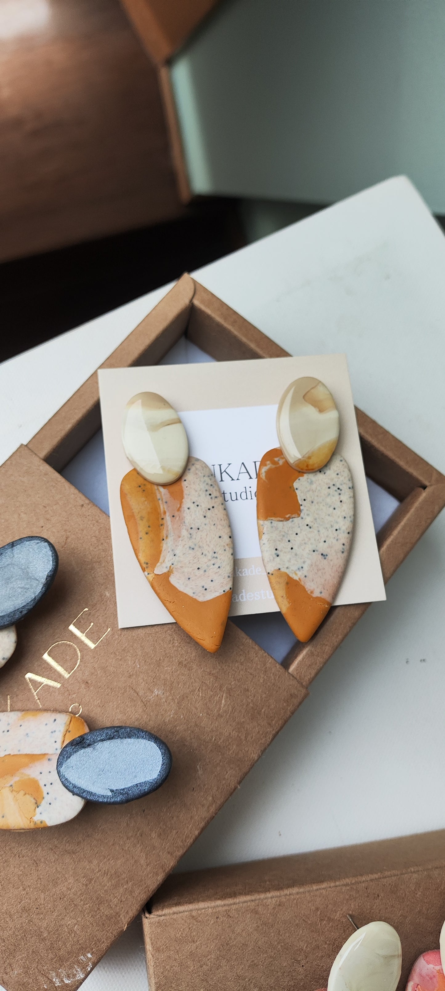 MACA gris jaspeado y ocre degradado