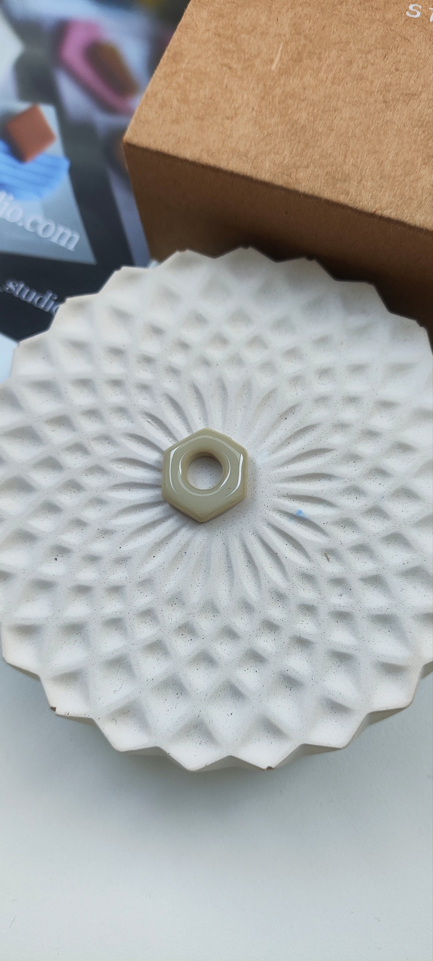 Colgante hexagono GILDA. Escoge tu color