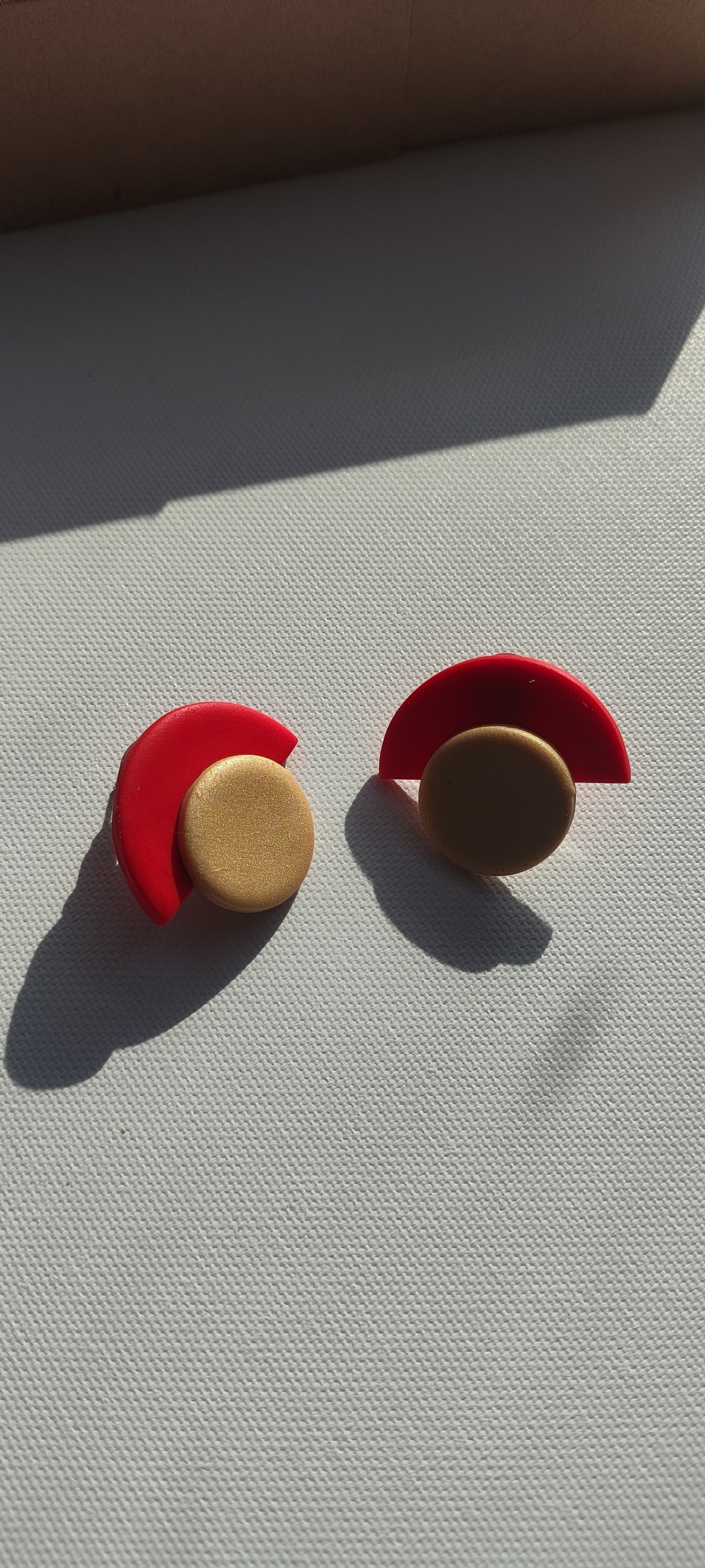 AVE mini rojo beige-dorado.