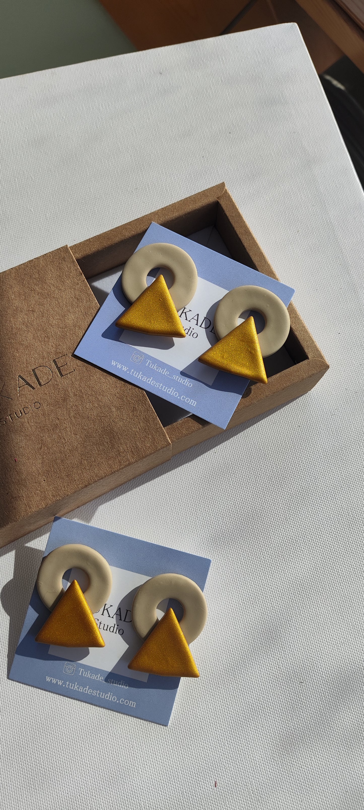 AGNES beige y ocre dorado