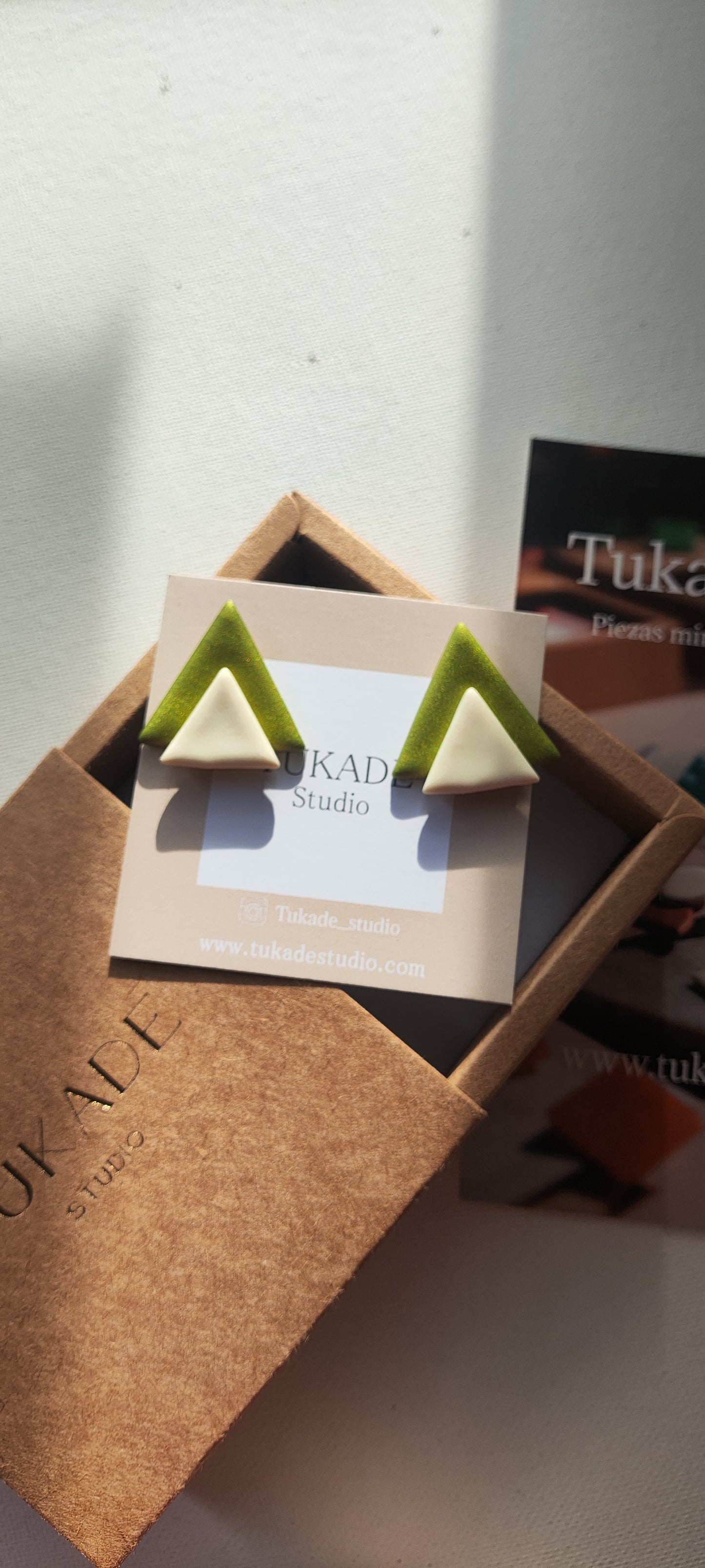 UMA verde oliva y crudo