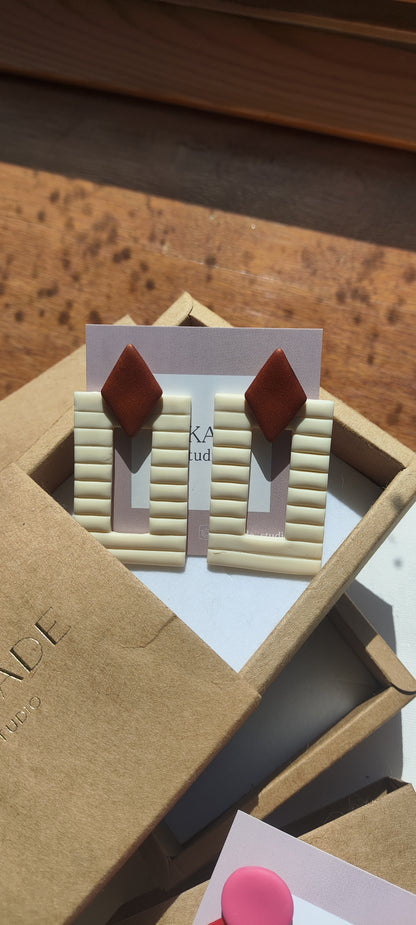 NICOLASA XL: Pendientes rectangulares textura con rombo.