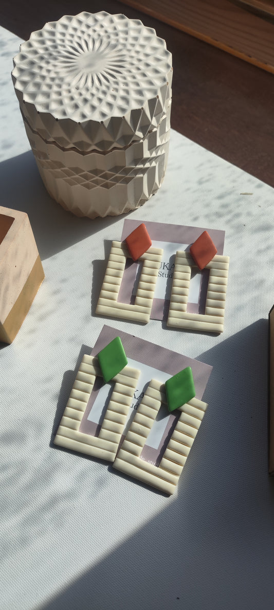 NICOLASA XL: Pendientes rectangulares textura con rombo.