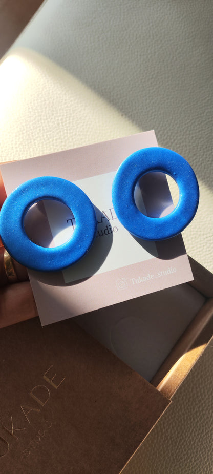 DORA: Pendientes en forma de círculo en color azul metalizado.
