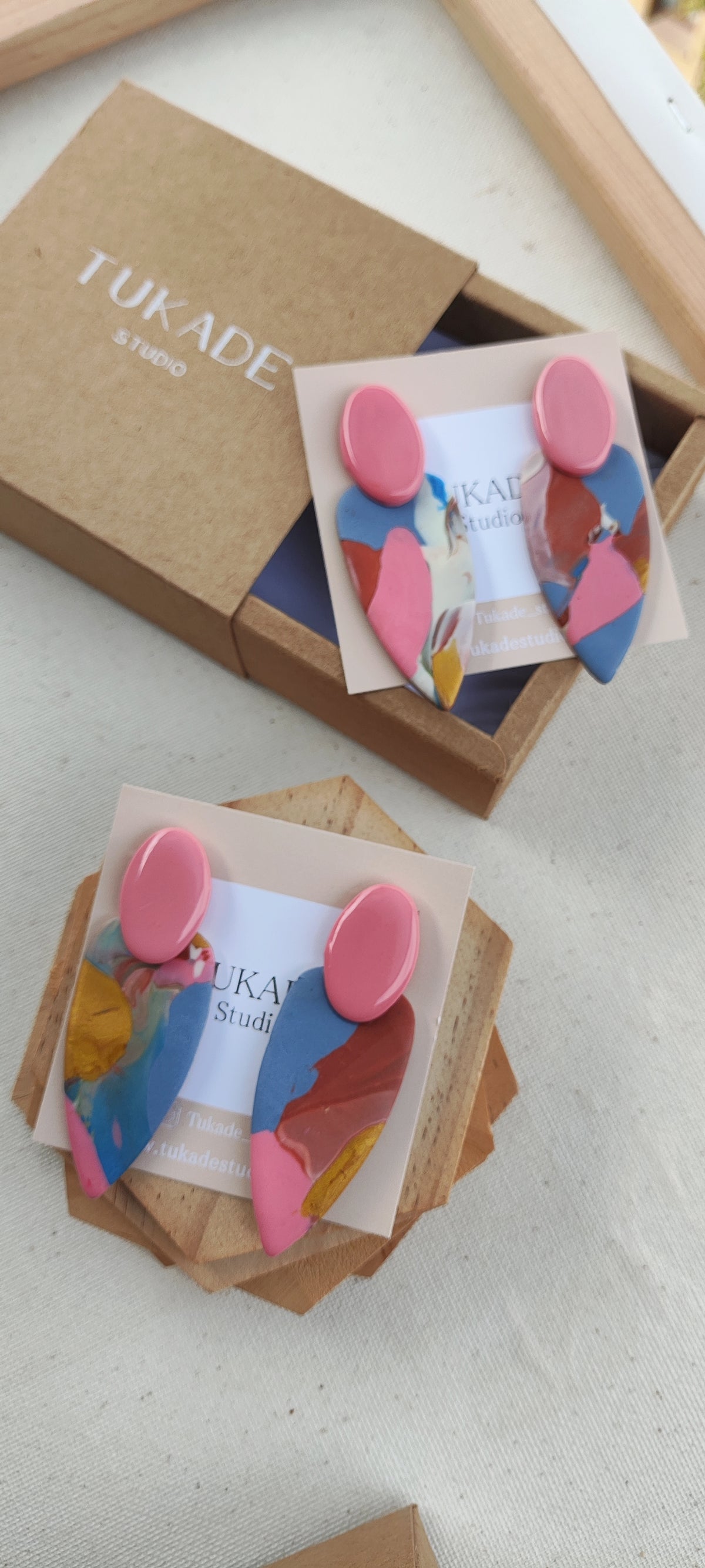 MACA azul, rosa, terracota, ocre