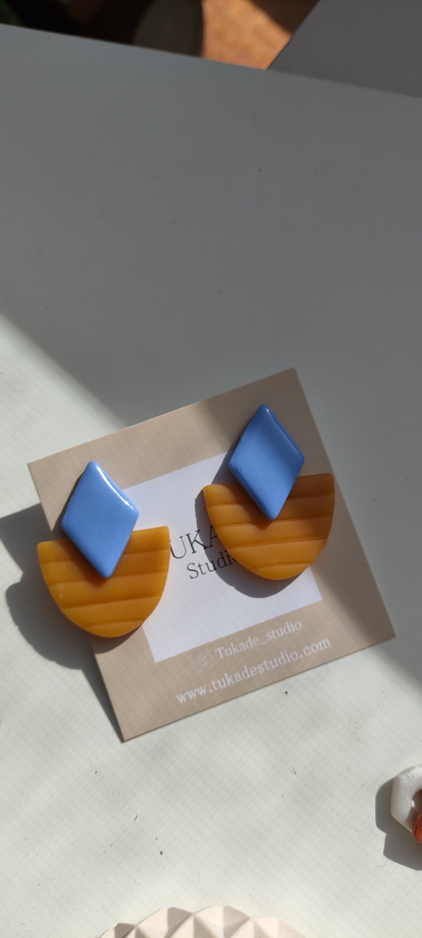 FELISA caramelo/ámbar y azul lavanda
