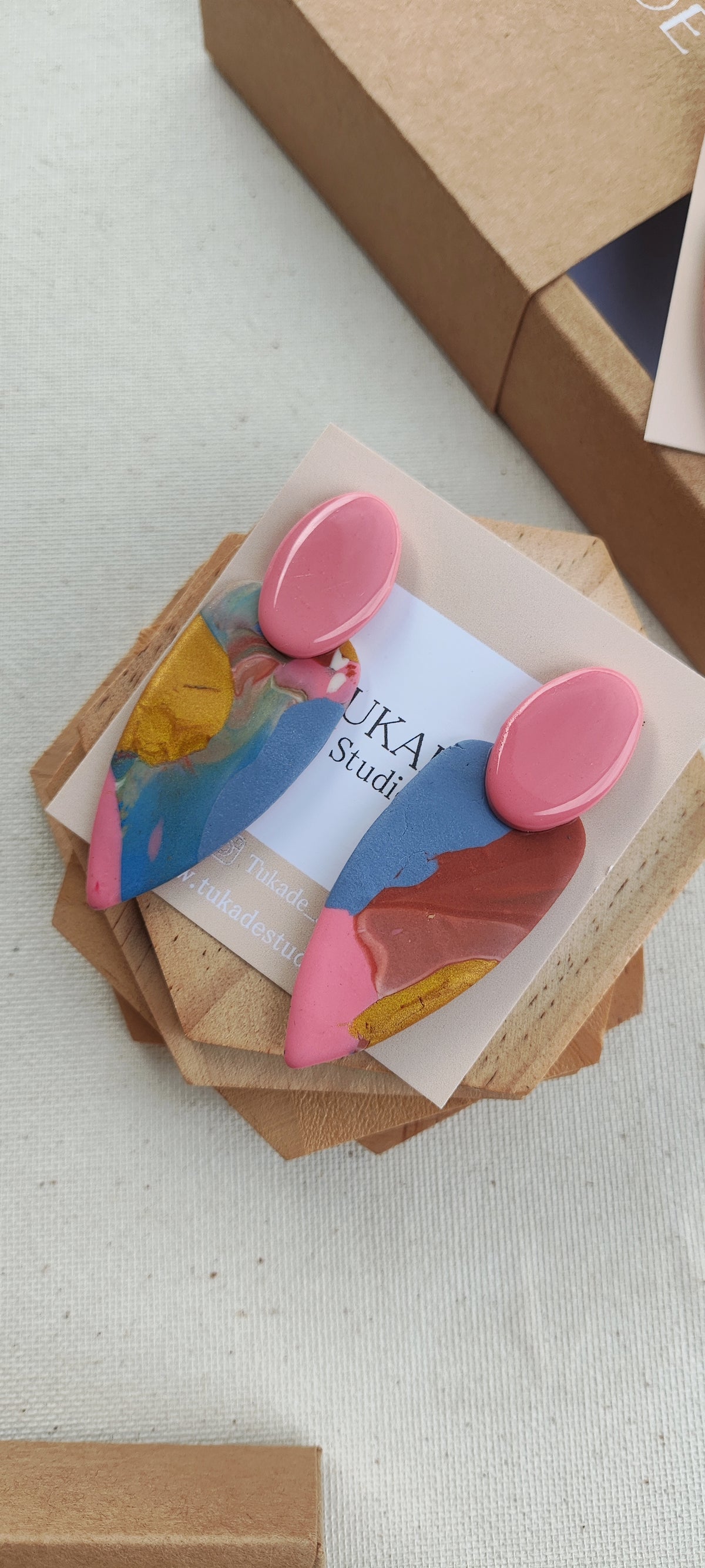 MACA azul, rosa, terracota, ocre