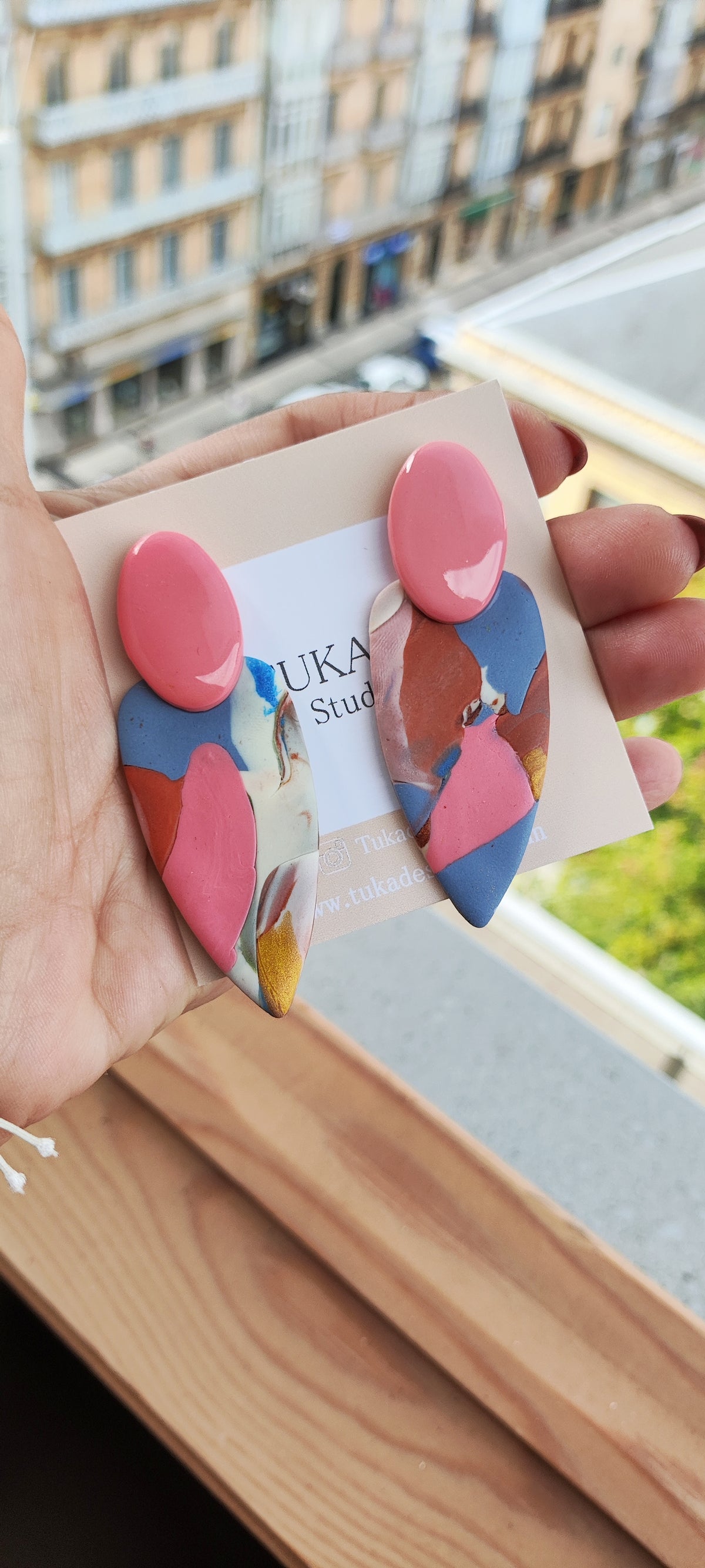 MACA azul, rosa, terracota, ocre