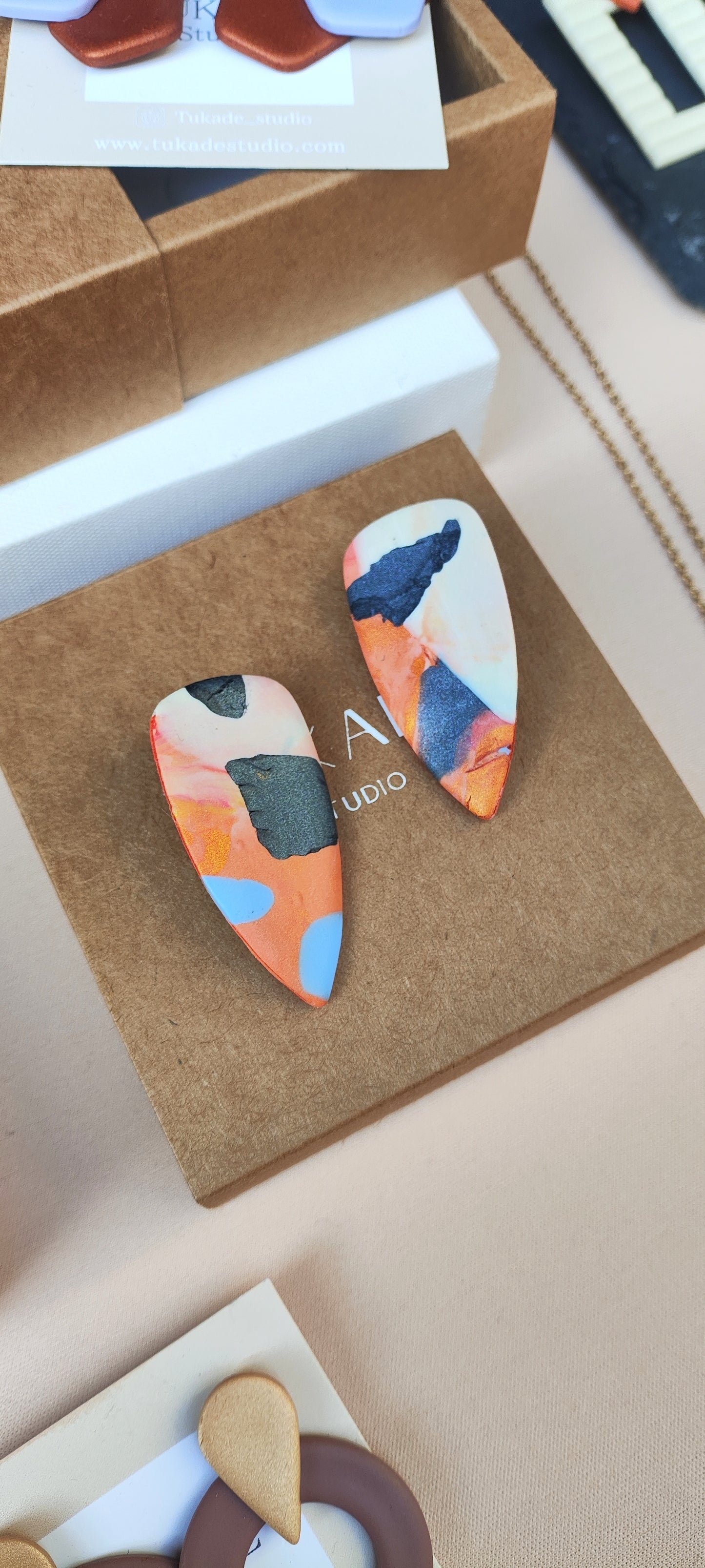 MACA simple, cobre-naranja, plomo y azul degradado