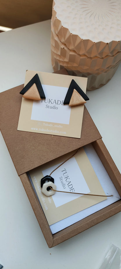 Pack pendientes UMA cobre y collar GILDA negro y crudo