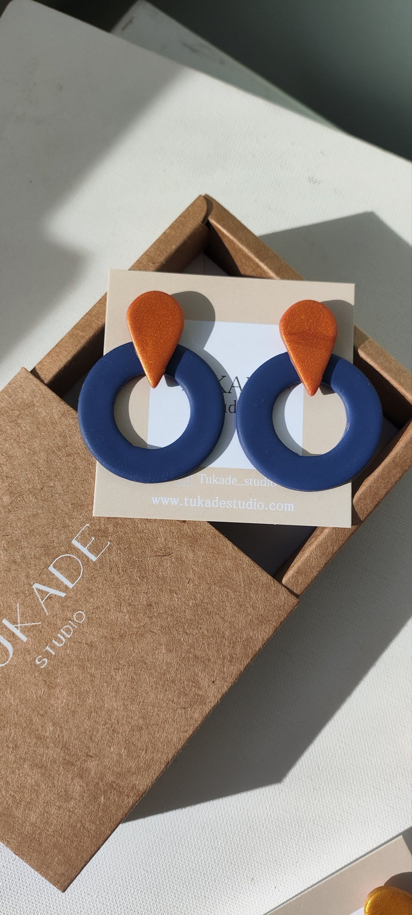 TOMASA azul marino y cobre